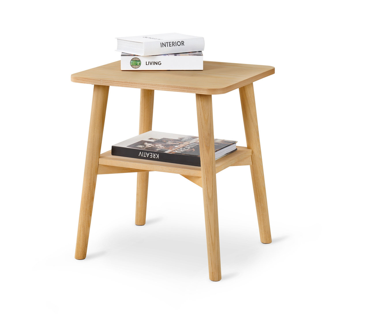 Ein Beistelltisch aus Holz mit zwei Ablagen und Büchern.