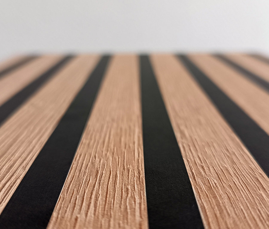 Detailansicht einer Holzoberfläche mit schwarzen Streifen.