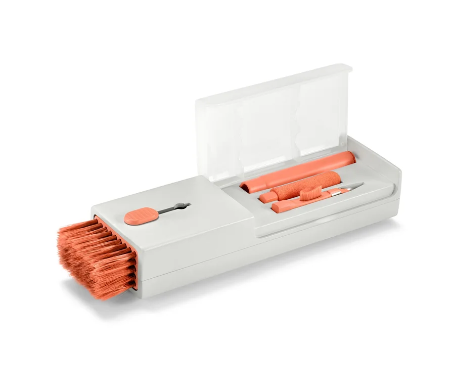 Ein 4-in-1-Schreibtischreinigungsset mit orangefarbenen Borsten und Aufsätzen.