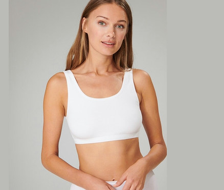Frau trägt 2 SCHIESSER Bustiers mit Bio-Baumwolle, weiß.