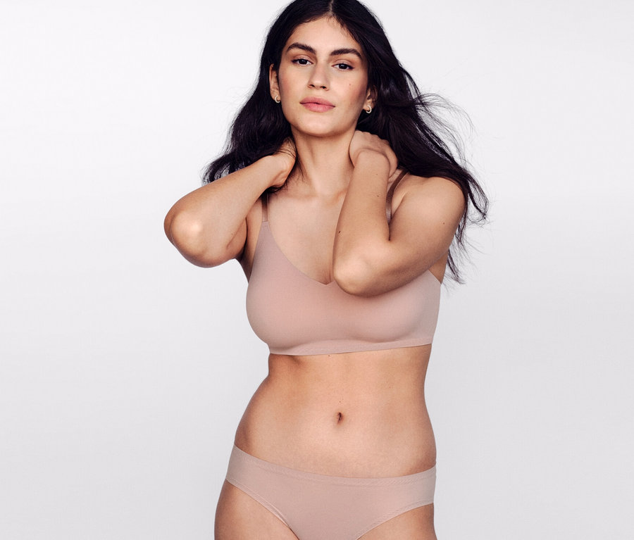 Frau posiert in SCHIESSER Invisible Bustier mit Pads, maple.