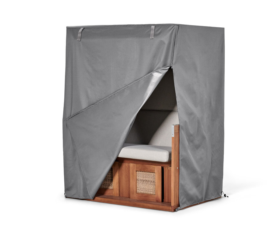 Ein Strandkorb ist mit einer grauen Premium-Abdeckhaube XL abgedeckt.