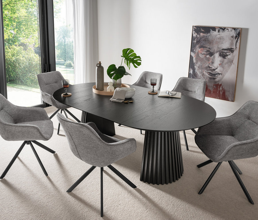 Ovaler Esstisch aus Black Oak und mausgraue Essstühle in einem modernen Esszimmer.