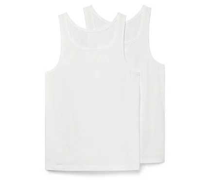 Zwei weiße Tanktops liegen übereinander.