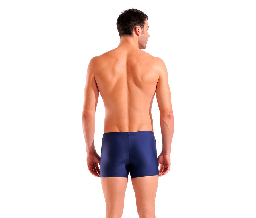 Mann von hinten trägt eine arena Badehose Scratchy, navy.