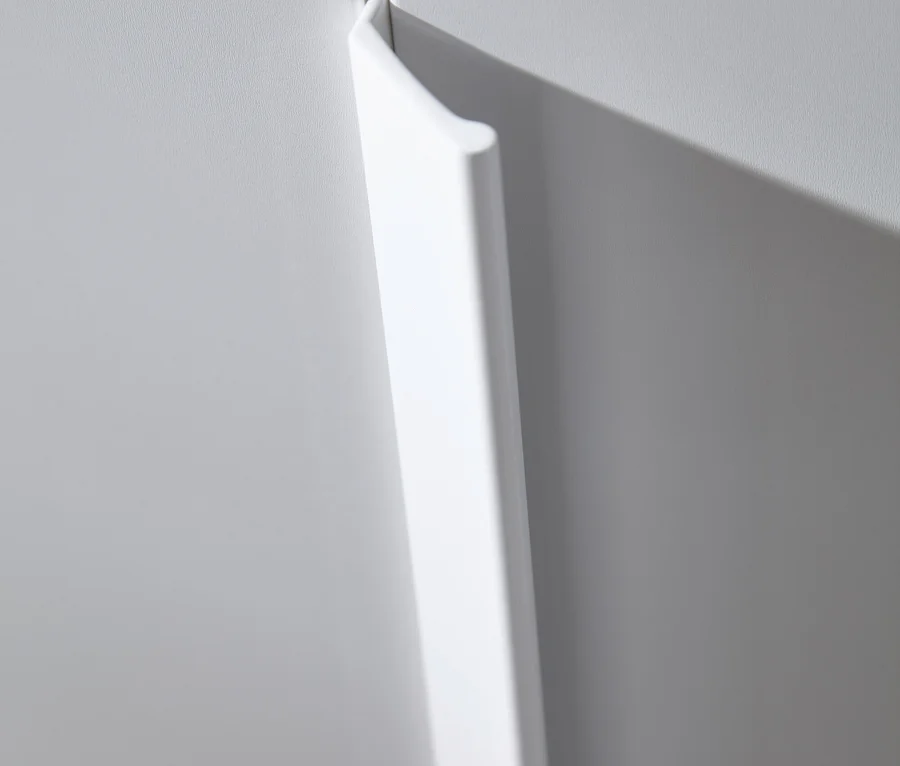 Detail einer weißen Schranktür mit Griff.