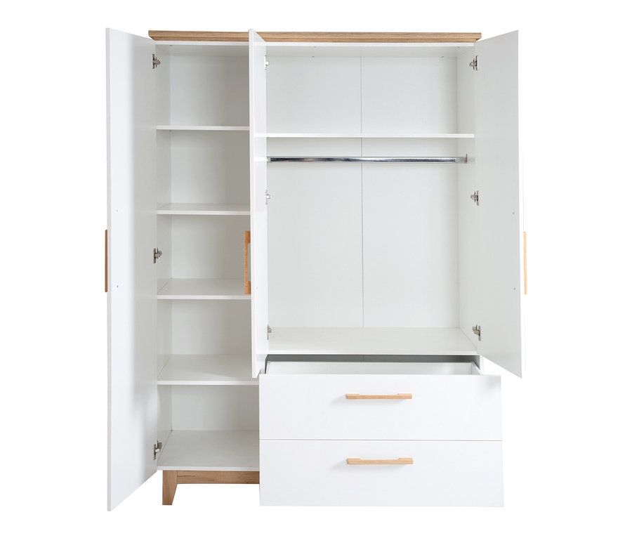 Offener, dreitüriger, weisser Kleiderschrank Finn der Marke Roba mit hölzernen Akzenten.