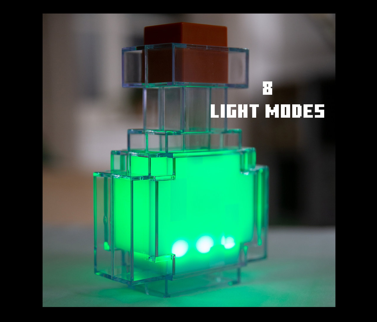 Nahaufnahme der Minecraft LED Dekoleuchte, Potion, die grün leuchtet und über acht Lichtmodi verfügt.