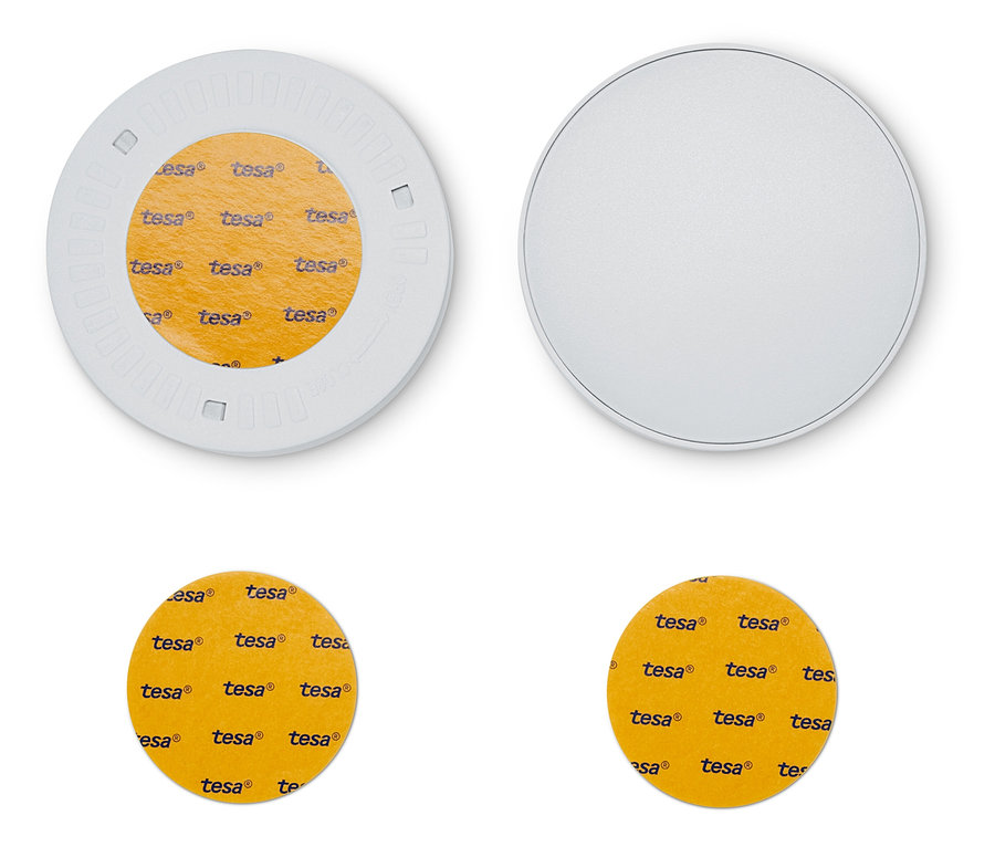 Zwei LED-Multifunktionsleuchten und vier Tesa-Klebepads.