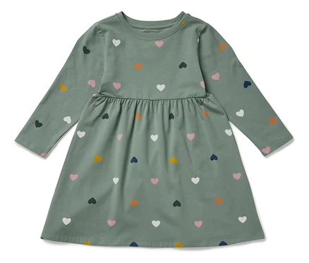Ein grünes, langärmeliges Kleid mit Herzchenmuster.