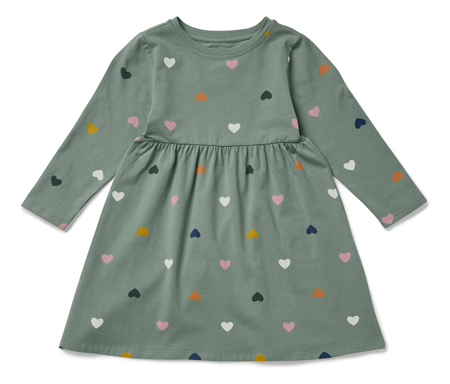 Ein grünes, langärmeliges Kleid mit Herzchenmuster.