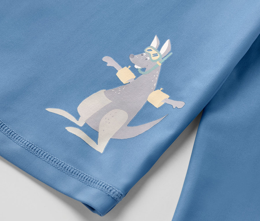 Detailaufnahme eines Kinder-Kombis mit UV-Schutzfaktor 80, bedruckt mit einem Känguru mit Schwimmbrille und Schwimmflügeln.