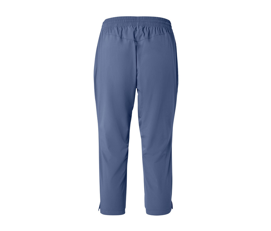 Eine blaue Funktionscaprihose, isoliert auf einem weißen Hintergrund.