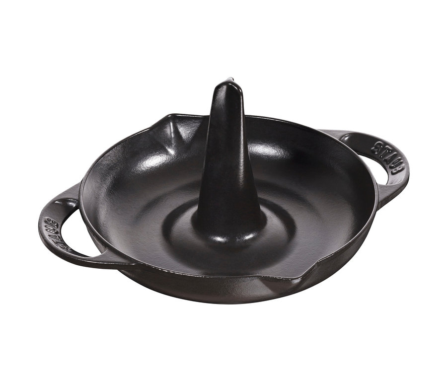 Schwarzer STAUB Hähnchen-Bräter mit Dorn in der Mitte.