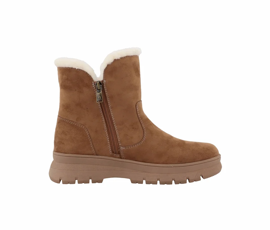 Ein brauner Stiefelette mit Plateauabsatz und weißem Kunstfellfutter.