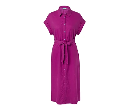 Ein lila Leinenkleid mit Gürtel.