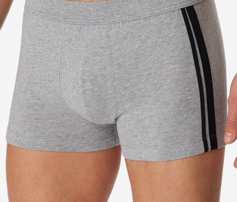 Mann trägt 3 SCHIESSER Shorts, grau meliert.