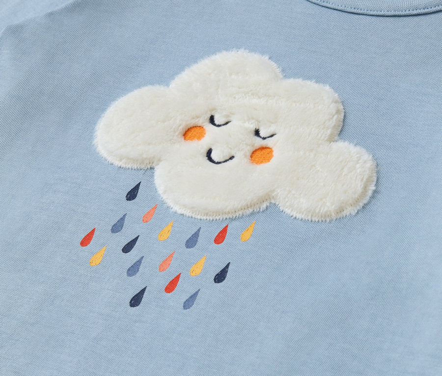 Hellblaues T-Shirt mit aufgenähter, weißer Wolke mit bunten Regentropfen.