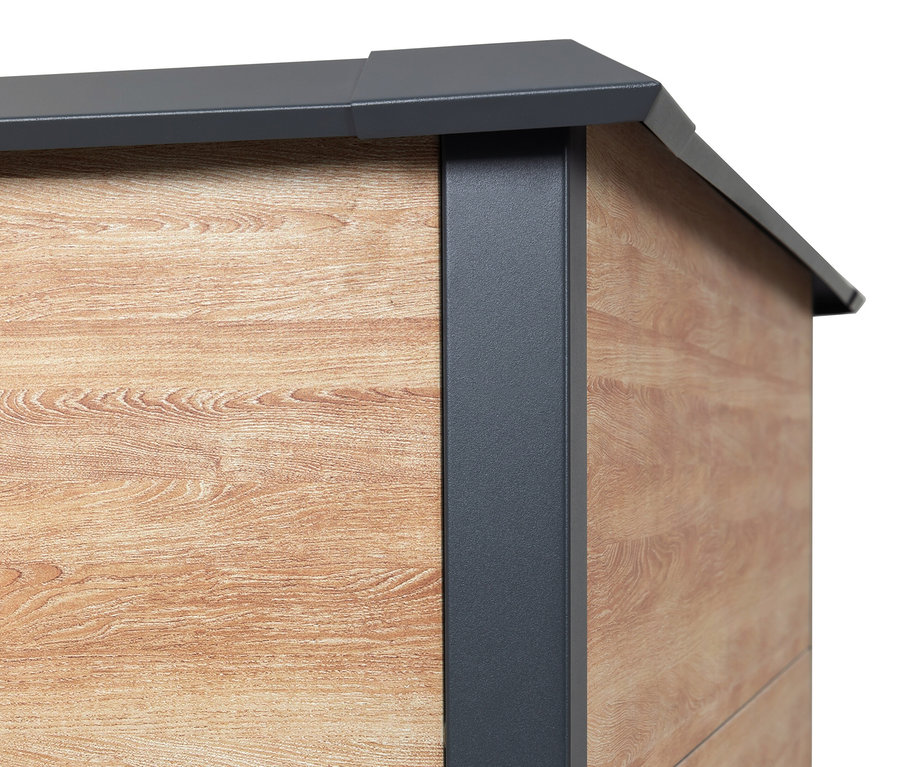 Detail einer Ecke eines Holzschuppens mit dunkelgrauem Rand.