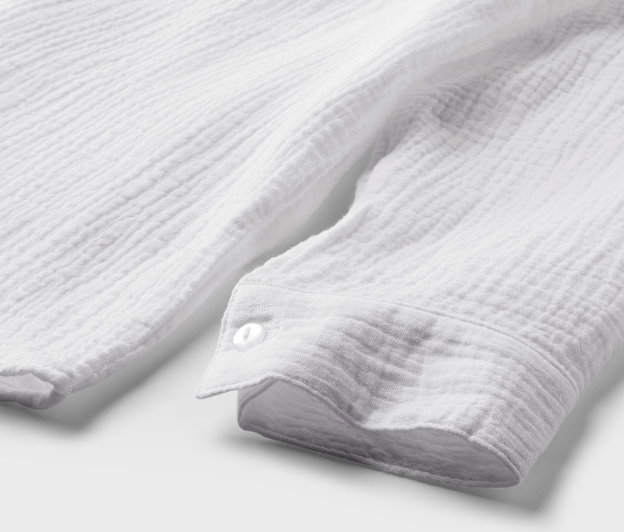 Detailansicht einer weißen Musselin-Bluse.