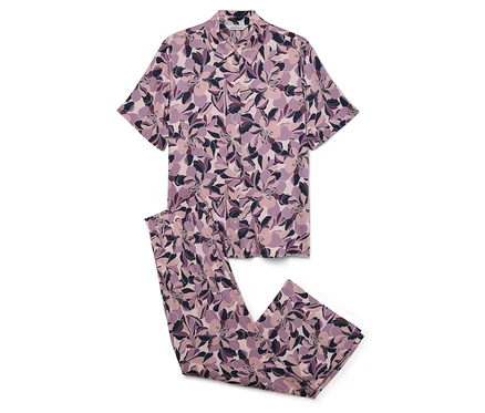 Lila Pyjama mit Kurzarm und Blumenmuster.