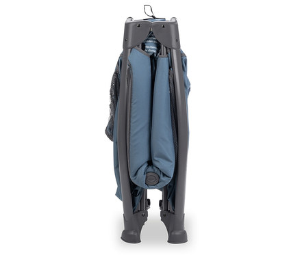 Zusammengeklapptes Reisebett mit blauem Stoff und grauem Gestell.