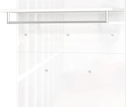 Weiße Wandgarderobe mit einer Ablage und einer Stange sowie vier Haken.