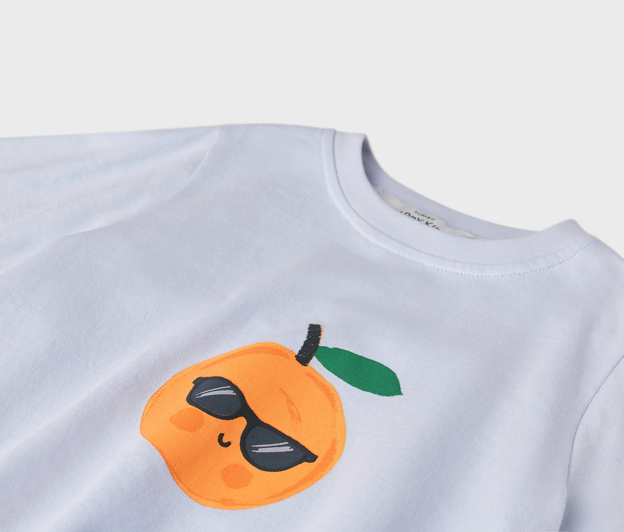 Nahaufnahme eines hellblauen T-Shirts mit einer orangefarbenen Pfirsichillustration, die eine Sonnenbrille trägt.