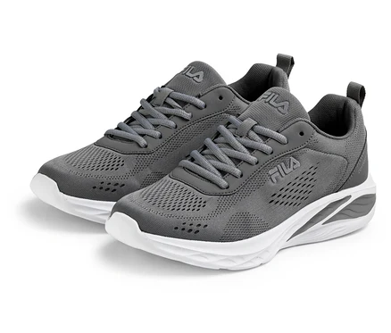 Zwei FILA Specctris Herren-Sneaker in Castlerock mit weißen Sohlen stehen nebeneinander.