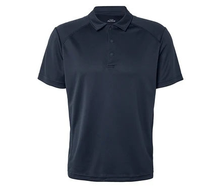 Nahaufnahme eines marineblauen Poloshirts mit kurzen Ärmeln und drei Knöpfen.