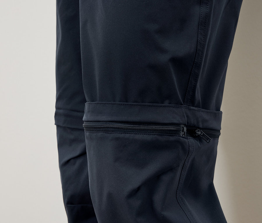 Nahaufnahme von Marine-Hose mit Reißverschlusstasche am Bein.