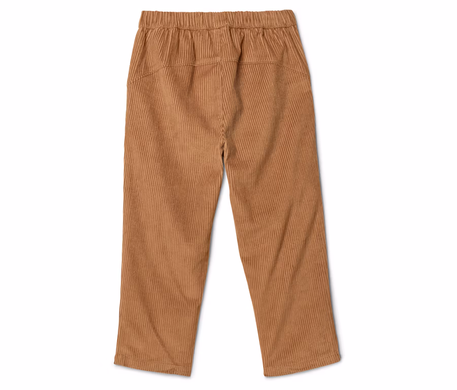 Eine braune Cordhose mit Gummizugbund liegt auf einem weißen Hintergrund.
