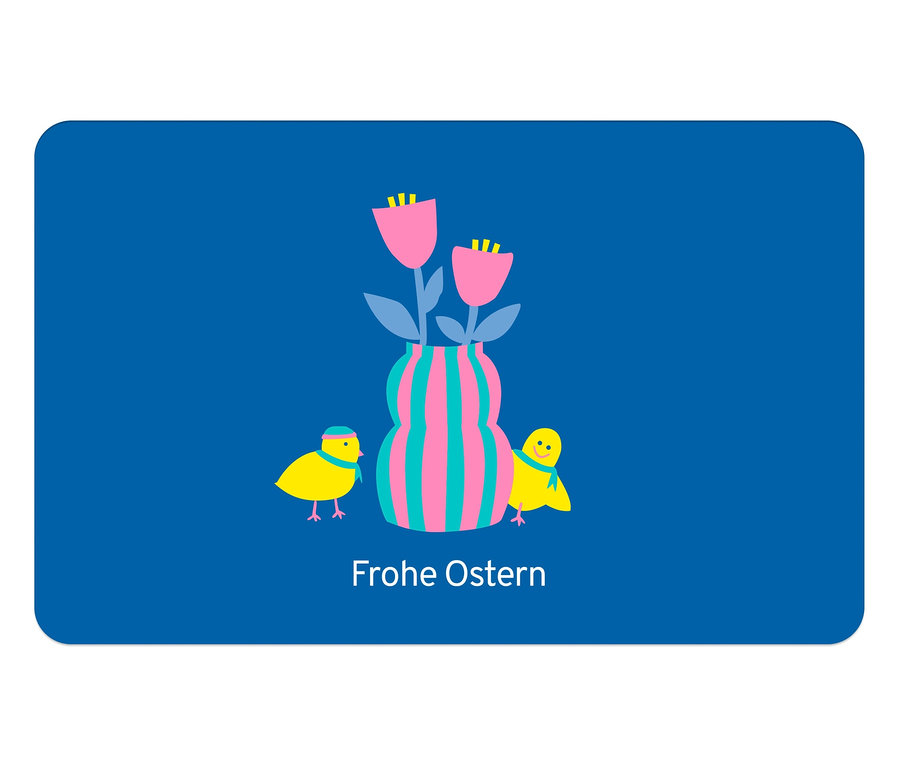 Zwei Küken neben einer Vase mit rosa Tulpen auf blauem Hintergrund. "Frohe Ostern" Text.