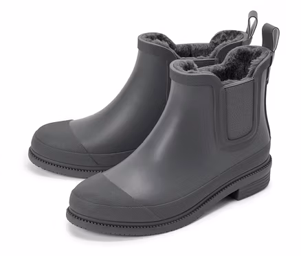 Zwei graue, gefütterte Chelsea-Gummistiefel stehen auf einem weißen Hintergrund.