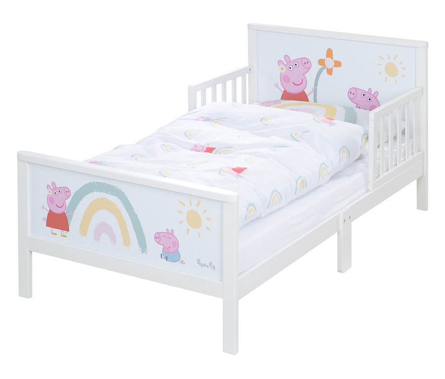 Ein weißes Kinderbett mit Peppa Wutz-Motiven und einer weißen Bettdecke mit Regenbogen darauf.
