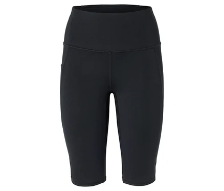 Nahaufnahme einer schwarzen, knielangen Leggings vor einem weißen Hintergrund.