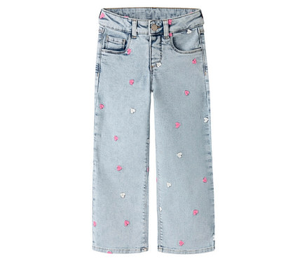 Die hellblaue NAME IT Kinder-Wide Leg Jeans ist mit rosa und weißen Herzchen verziert.
