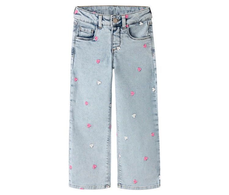 Die hellblaue NAME IT Kinder-Wide Leg Jeans ist mit rosa und weißen Herzchen verziert.
