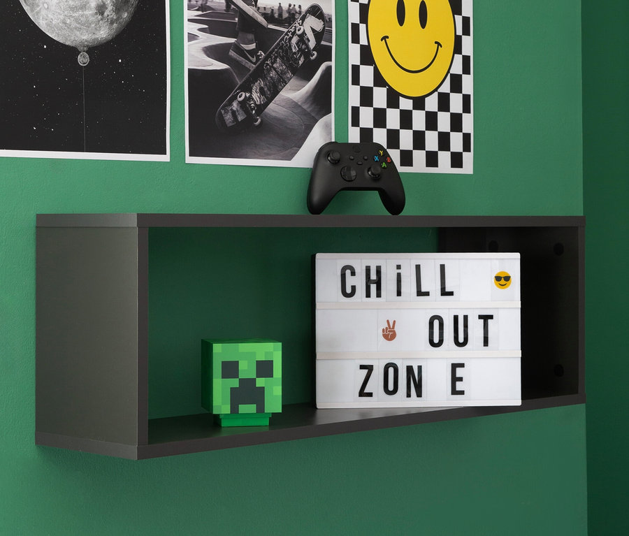 Auf einem Roba Wandregal »Marvin«, 90 cm, befinden sich eine Minecraft-Figur, eine Leuchtbox mit der Aufschrift Chill Out Zone und ein Controller.