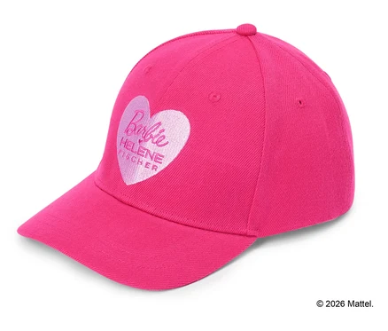 Nahaufnahme einer pinkfarbenen Baseballkappe mit dem Barbie-Logo und dem Namen Helene Fischer in einem weißen Herz auf der Vorderseite.