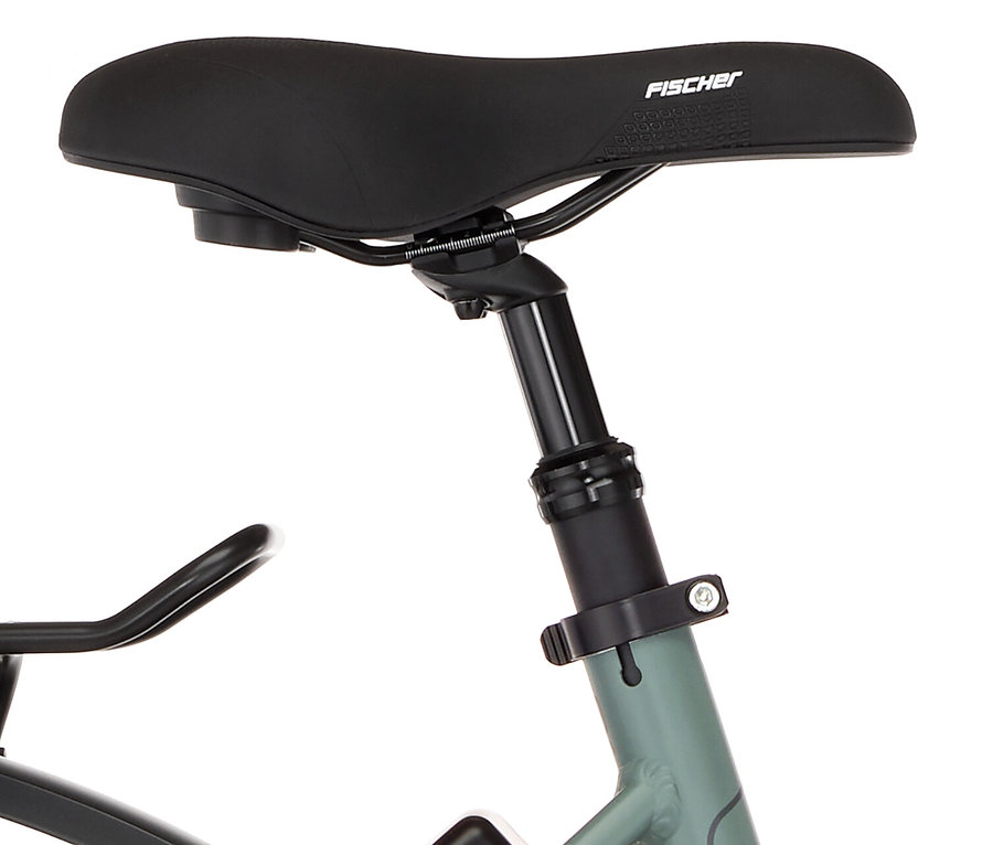 Nahaufnahme eines schwarzen Fahrradsattels Fischer Viator 2.1, 50 cm.