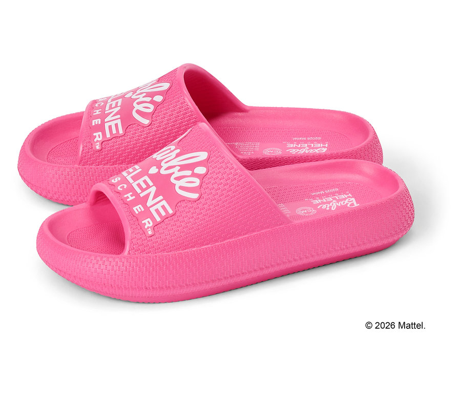 Zwei pinke Badeschuhe mit dem Schriftzug "Barbie HELENE FISCHER" liegen auf einem weißen Hintergrund.