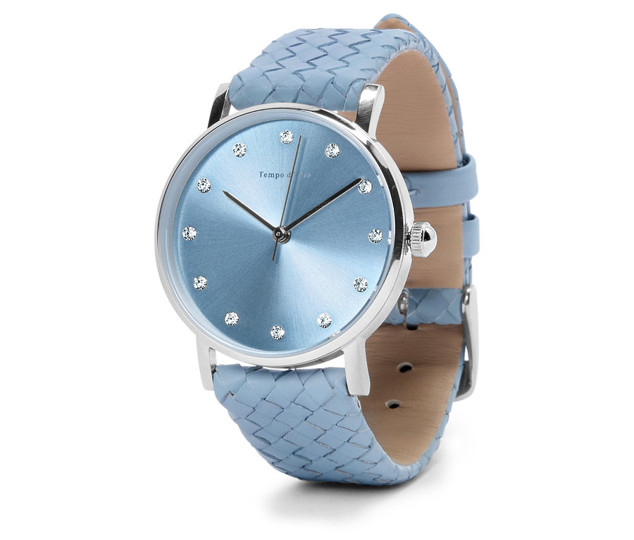 Nahaufnahme einer Armbanduhr mit hellblauem Zifferblatt, silbernem Gehäuse und hellblauem, geflochtenem Armband.