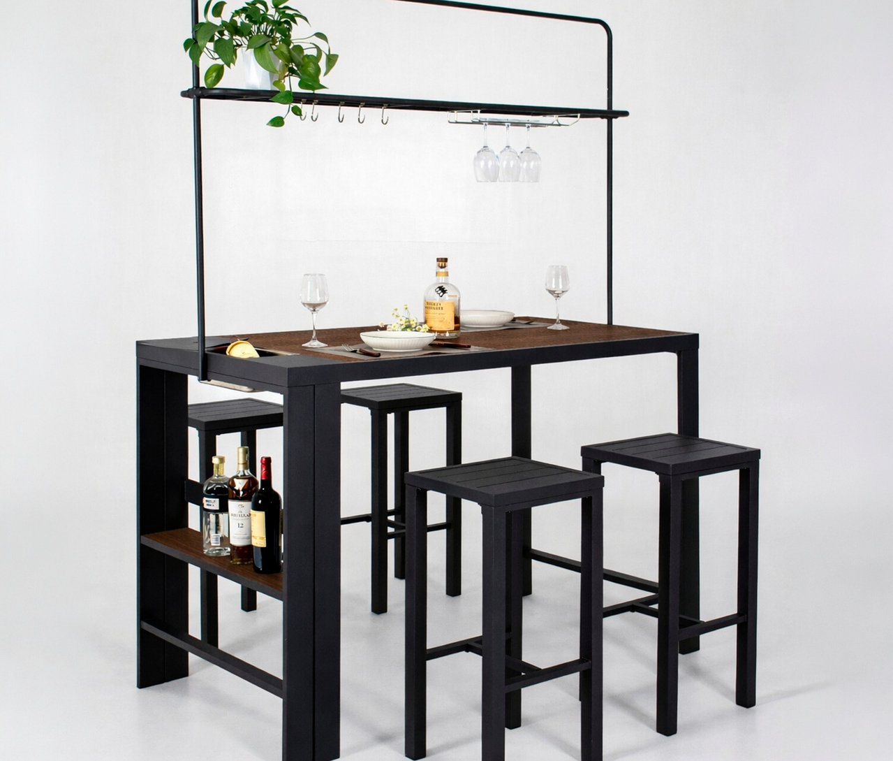 Der Leco Bartisch mit 4 Hockern ist mit Getränken und Speisen gedeckt. Gläser hängen über dem Tisch, eine Pflanze steht oben.