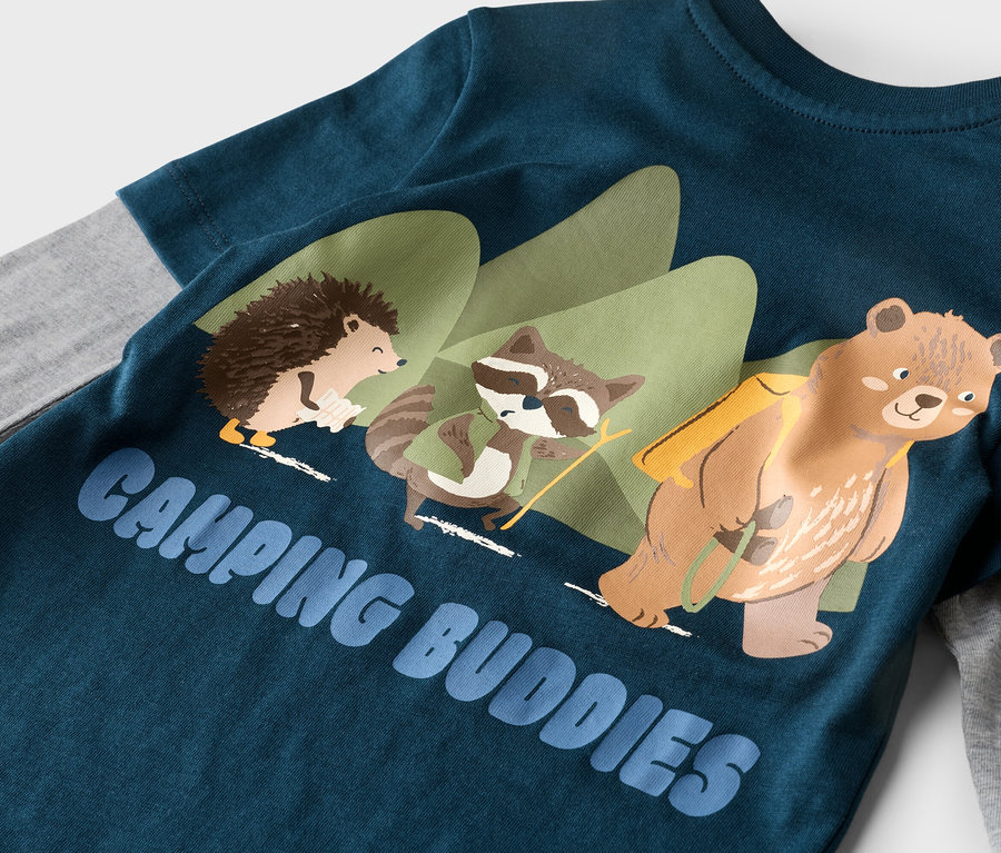 Blaues Langarmshirt mit Igel, Waschbär und Bär mit Rucksack und der Aufschrift "Camping Buddies".
