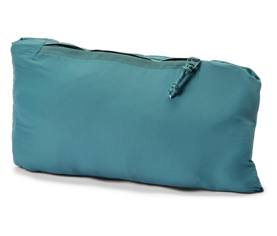 Nahaufnahme einer türkisgrünen, gefalteten Jacke mit Reißverschluss auf einem weißen Hintergrund.