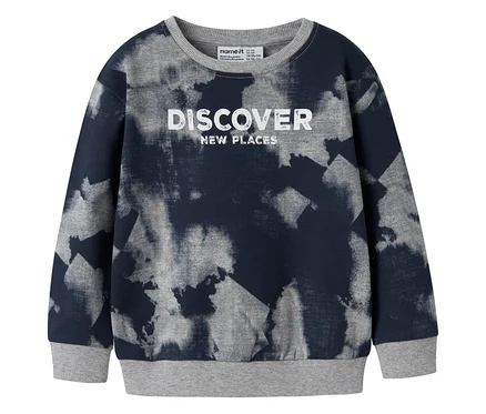 Das NAME IT Sweatshirt in Batikoptik liegt auf einem weißen Hintergrund.