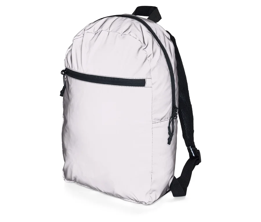 Silberner Rucksack mit schwarzen Akzenten und Reißverschlüssen, stehend auf einem weißen Untergrund.