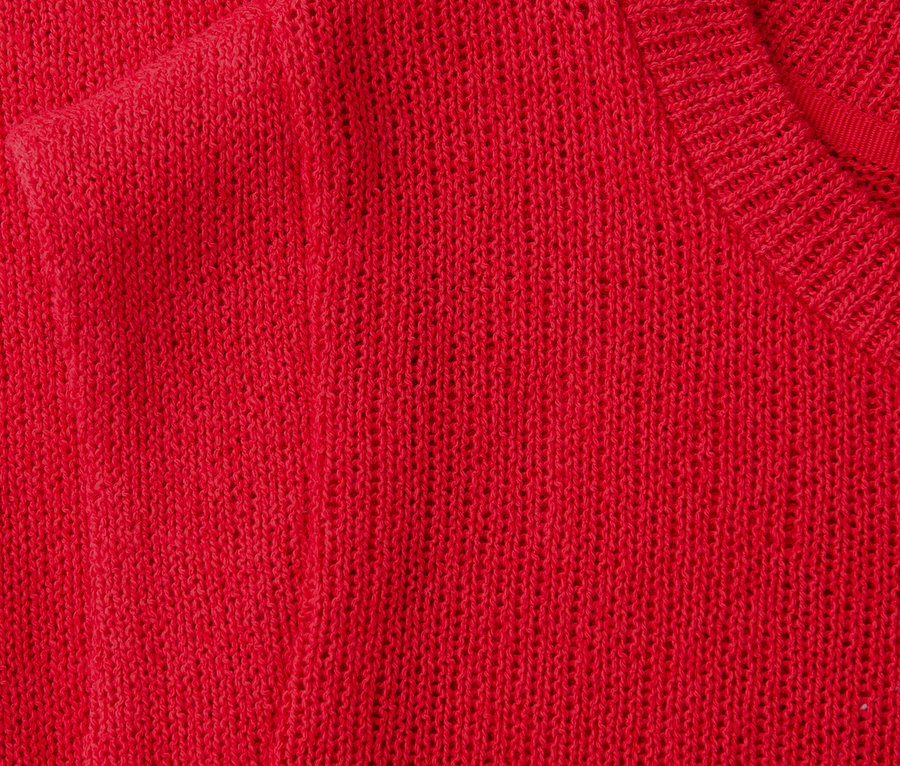 Nahaufnahme des roten Street One Shirts mit Strickmuster.