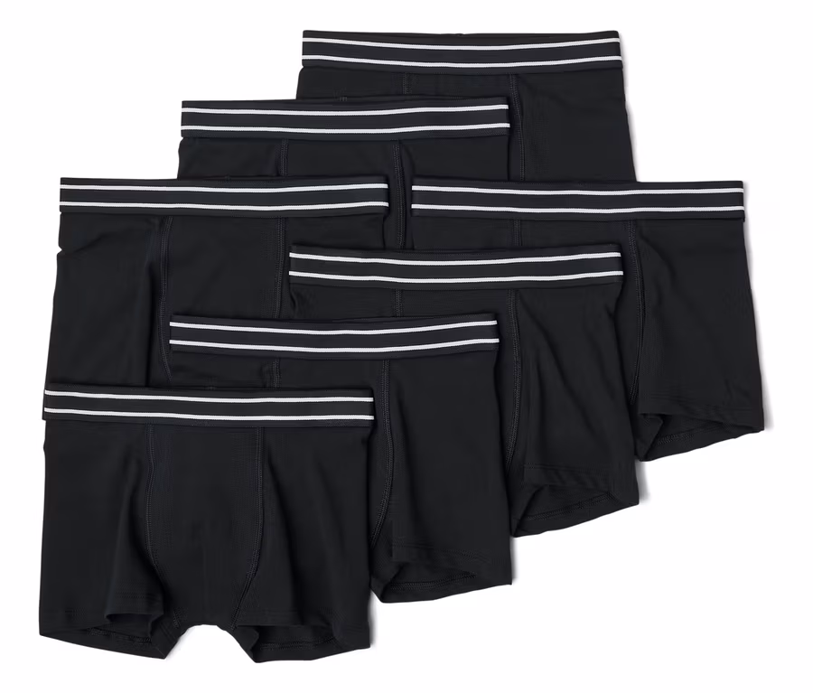 Stapel aus sechs schwarzen Boxershorts mit weiß gestreiften Bändern am Bund.